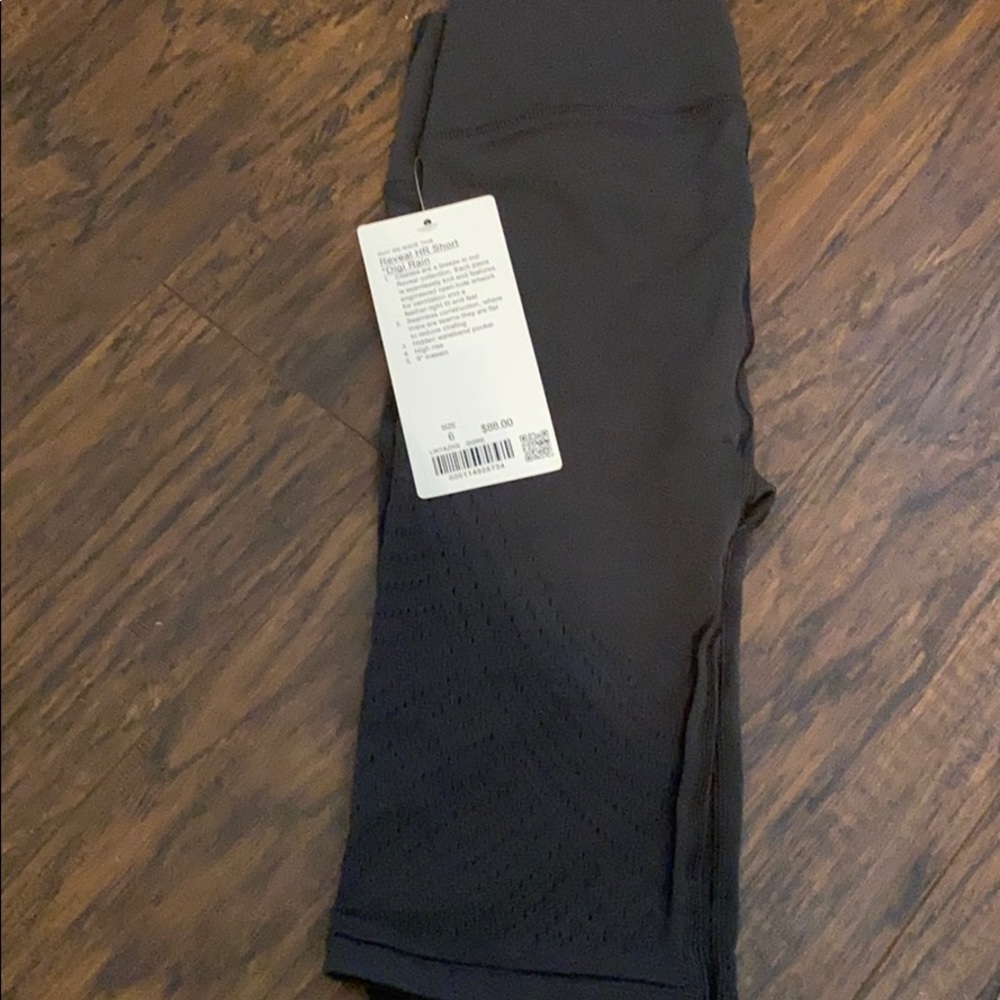 Lululemon reveal HR short digi rain size 6